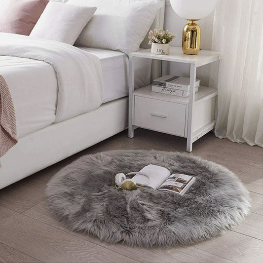 tapis descente de lit rond fourrure grise chambre