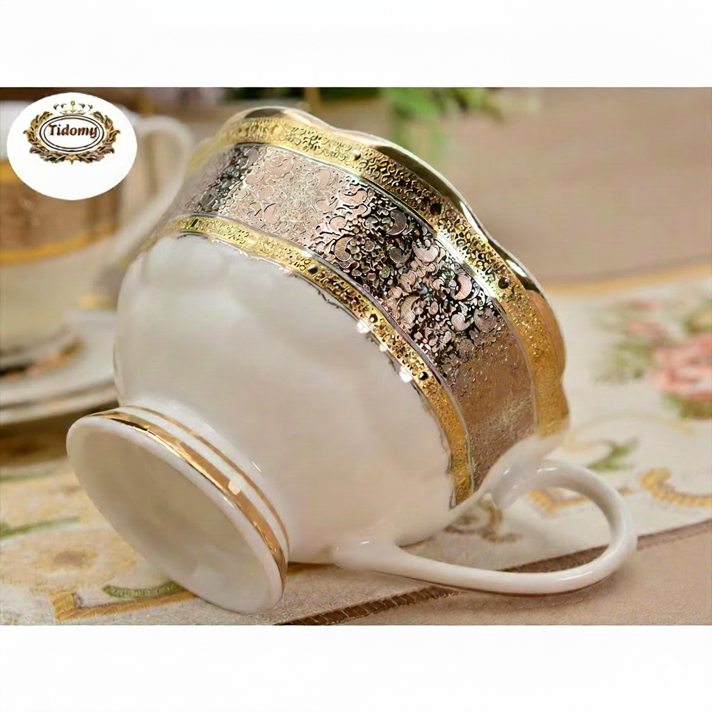 tasse porcelaine blanche motifs dores argentes bordure luxe
