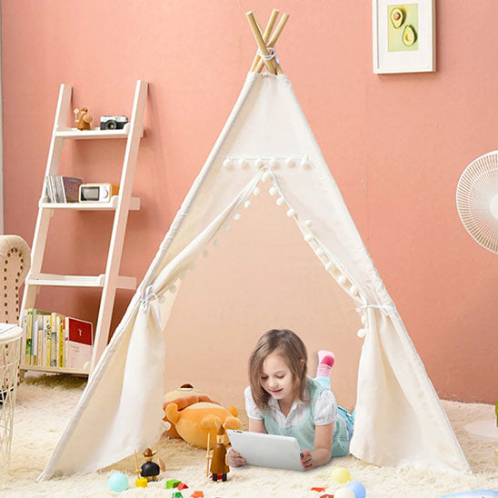 tente tipi enfant jouant tablette