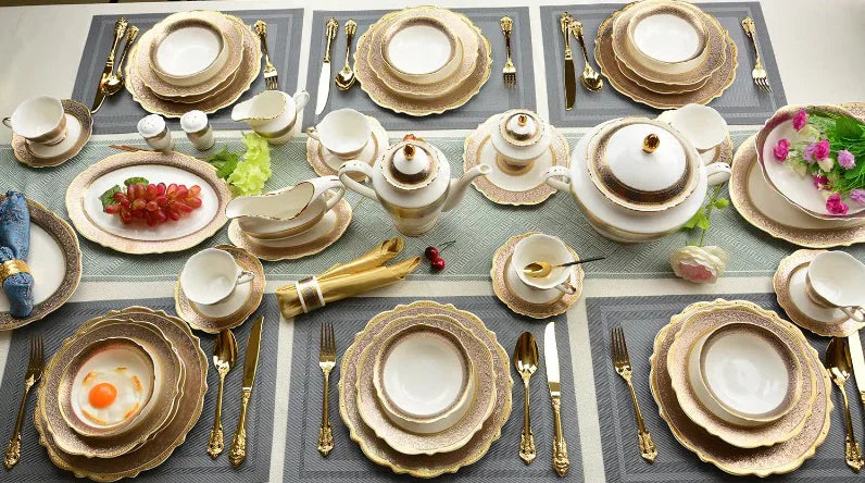 vaisselle porcelaine doree service complet sur table dressee